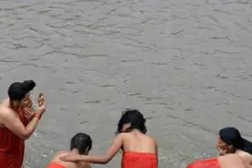 印度人有多开放？男女老少“露天洗澡”，中国游客：没眼看图片