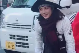 日本街头：美女大学生热情揽客，却最爱中国大妈？图片