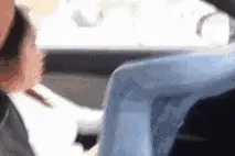 小姑娘坐副驾不安分，老公一脚急刹，怎料就“四脚”朝天，太坏了图片