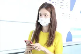 金晨的腰条真让人羡慕，上衣和高腰裤中间还有缝，比例挺好的图片