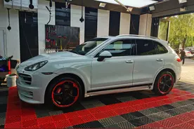 红色大脚+全包围 这款保时捷卡宴“小辣椒”改装有亮点图片