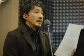 人前老戏骨，人后颠倒黑白，深扒赵立新的荒唐史，比你想得更复杂图片
