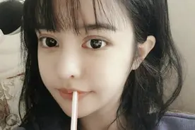 小说：她竟然穿着这一套裙子出去图片