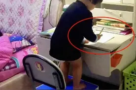 哥哥偷懒睡觉，2岁操心妹妹替其写作业：一个大胆写，一个大胆交图片
