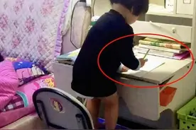 哥哥偷懒睡觉，2岁操心妹妹替其写作业：一个大胆写，一个大胆交图片