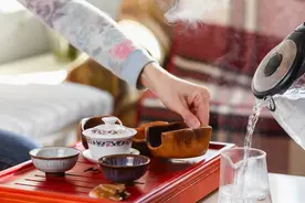 喝茶时叩手致谢，到底是用两根手指还是三根，用错很容易闹笑话！图片