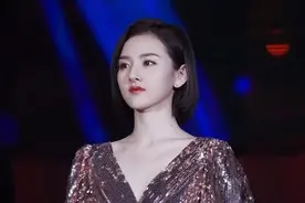 “小哪吒”宋祖儿终于长开了，穿亮片裙妩媚婀娜，轻熟魅力太迷人图片