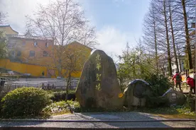 安徽海拔最高的寺庙，鼎立于1300多米的山巅，历来香火都十分旺盛图片
