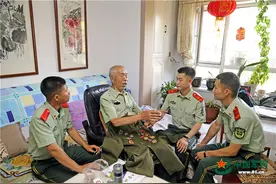 八一前夕，武警银川支队官兵这样看望慰问百岁抗战老兵图片