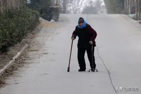 农村87岁老人独居一亩大院，住窑洞冬暖夏凉，看她怎样对待陌生人图片