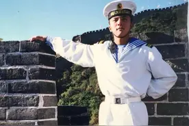 退役战友街头踢正步，刷爆网络图片