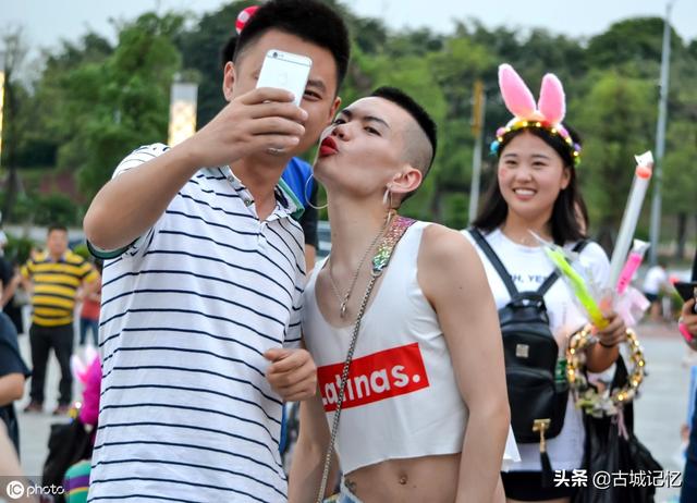 江西男子扮“妖女”成网红，粉丝3天从几百涨到4万，越骂越火