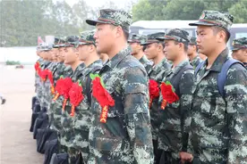 江苏省淮安市淮安区举行新兵欢送仪式图片