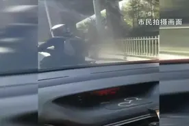 昆明这起“路怒”刷屏了，轿车司机回应图片