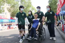 一路艰辛又一路温暖，这个轮椅上的桂林男孩上大学了图片
