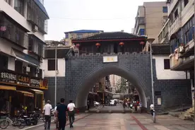 登湖北鄂州闹市区庾亮楼，千年建筑充满文艺气息，背后故事很动人图片