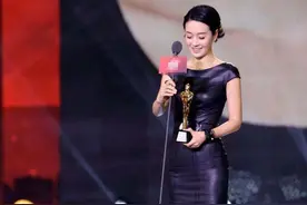马伊琍身材真了得，这么紧的皮裙只见褶皱不见肉，腰臀比太惊艳了图片
