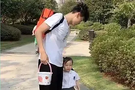 哥哥送小20岁的妹妹上学，为了避免被当成爸，他“扮嫩”有一套图片