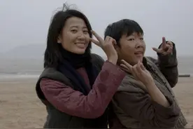容貌停留在孩子时期，侯祥成“不老童星”，与妻子同框像母子图片