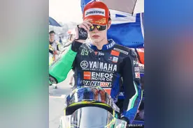 王一博被绊倒后遭嘲讽，尹正发文力挺，胡通明被扒出原来是惯摔图片