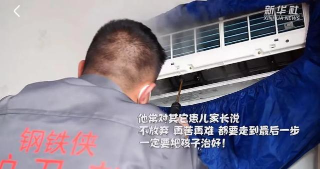 11岁“奥特曼”男孩路边卖樱桃,摘下面具后网友泪目了