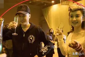 三年前《女儿国》杀青，赵丽颖醉酒傻笑，有谁注意到冯绍峰？图片