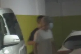 小沈阳醉酒被拍，走路不稳直摇晃，被壮汉拉上车，老婆还在前疾走图片