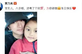 李小璐晒甜馨钢琴演奏美照，她化淡妆穿仙女裙登场，仍叫贾云馨图片
