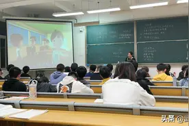 红心向党，武科大一名教师为新生带来别样党课图片