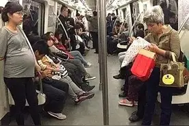大妈要“怀孕的孕妇让座”，还骂：不让座，孩子早晚得掉图片