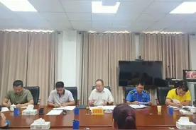东方市副市长欧阳牧牧到市信访服务中心接待来访群众图片