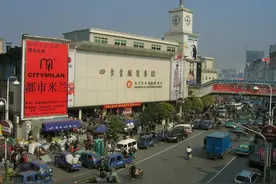 号称“中国服装第一街”，里面都是俊男靓女，网友却说不敢进图片
