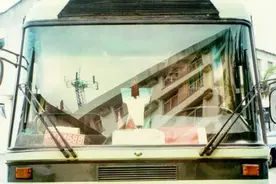 金龙客车在1990年的中型豪华客车XMQ6700，称得上中型客车先锋号图片