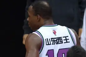 4消息！哈德森甩头走人，山东输在失误，杨鸣圈粉，浙青百罚大战图片
