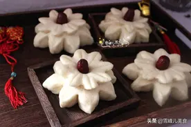 快过年了枣花馒头蒸起来，这样做馒头层次分明不塌陷，好看又好吃图片