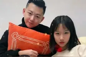 爸爸长得太显嫩，接女儿放学被当情侣，爸爸：老师你听我解释图片