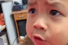 惹妈妈生气后，萌娃贡献花式彩虹屁求和好，“世界上最美的女人”图片