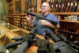 在美国，几乎家家有枪，百万黑人示威游行，为什么不动用枪支？图片