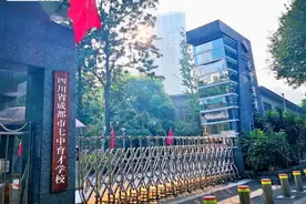 人事丨成都七中育才学校总校长何伦忠卸任，目前该职位空缺图片