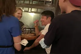 酒馆偶遇撒贝宁夫妇，举杯对酌有情调，李白望向老公眼神满含爱意图片