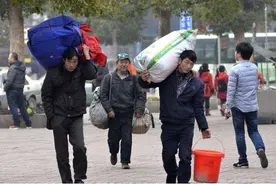临近中秋，农民工再现“返乡潮”，咋回事？是城里没活可干了吗？图片