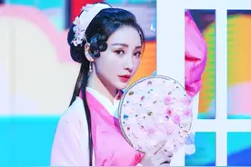 柳岩节目古装造型，表演舞蹈《芒种》，演绎美丽的白蛇柳素贞图片