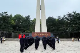 英雄从未远离 我们从未忘记 浙江各地清明祭扫英烈图片