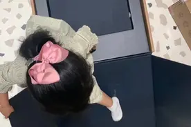 陈赫晒新鞋兴奋忙显摆 女儿安安帮爸爸开箱乖巧懂事图片