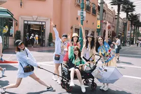 单亲妈妈佟丽娅董璇合体！离婚后首次晒出游照C位出镜快乐满格图片