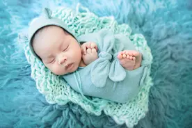 精神小伙第一次拍照全程睡觉图片