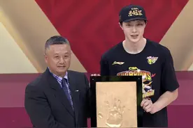 场均13分拿FMVP！CBA引争议，苏群直言公式不合理，杜锋：周鹏MVP图片