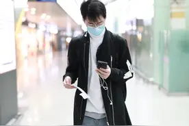 “阿蒲看看我！”蒲熠星现身机场一路低头帅气侧露图片