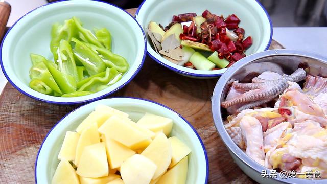 大盘鸡正宗做法，鸡肉麻辣嫩滑，土豆软糯甜润，再也不去饭店吃了