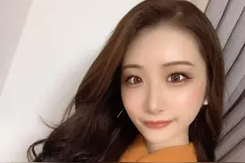 眼神很妩媚，看起来超勾人，整个人满强烈的魅惑力呢图片